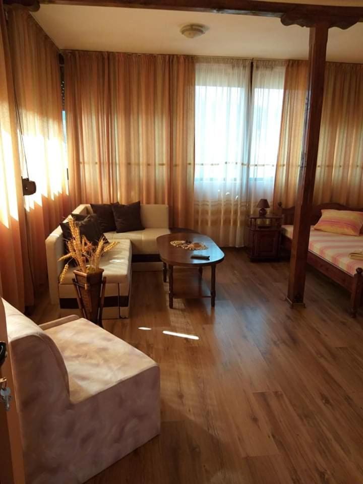Guest House Ambrozia Kotel Ngoại thất bức ảnh